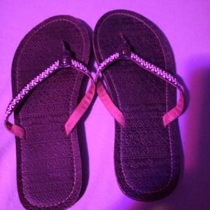 Women's size 8 flip flops sandals for the beach or for everyday casual wear